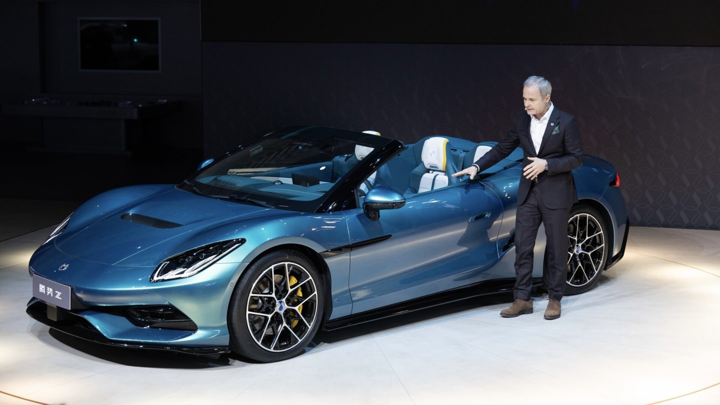 Designchef Wolfang Egger präsentiert auf der Messe den Elektro-Sportwagen Denza Z.