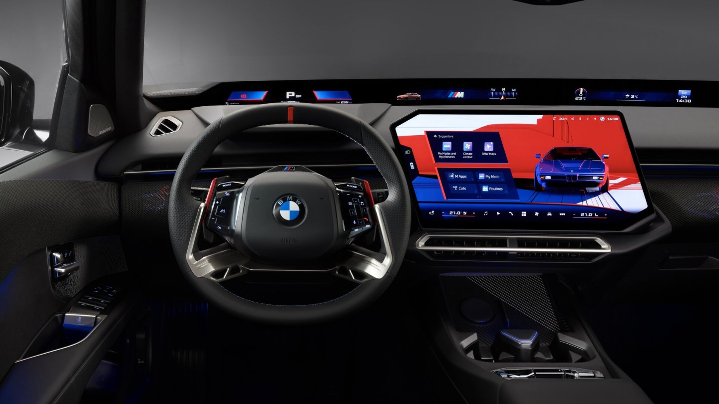 Blick ins Cockpit des neuen BMW M350 mit Panoramic iDrive.