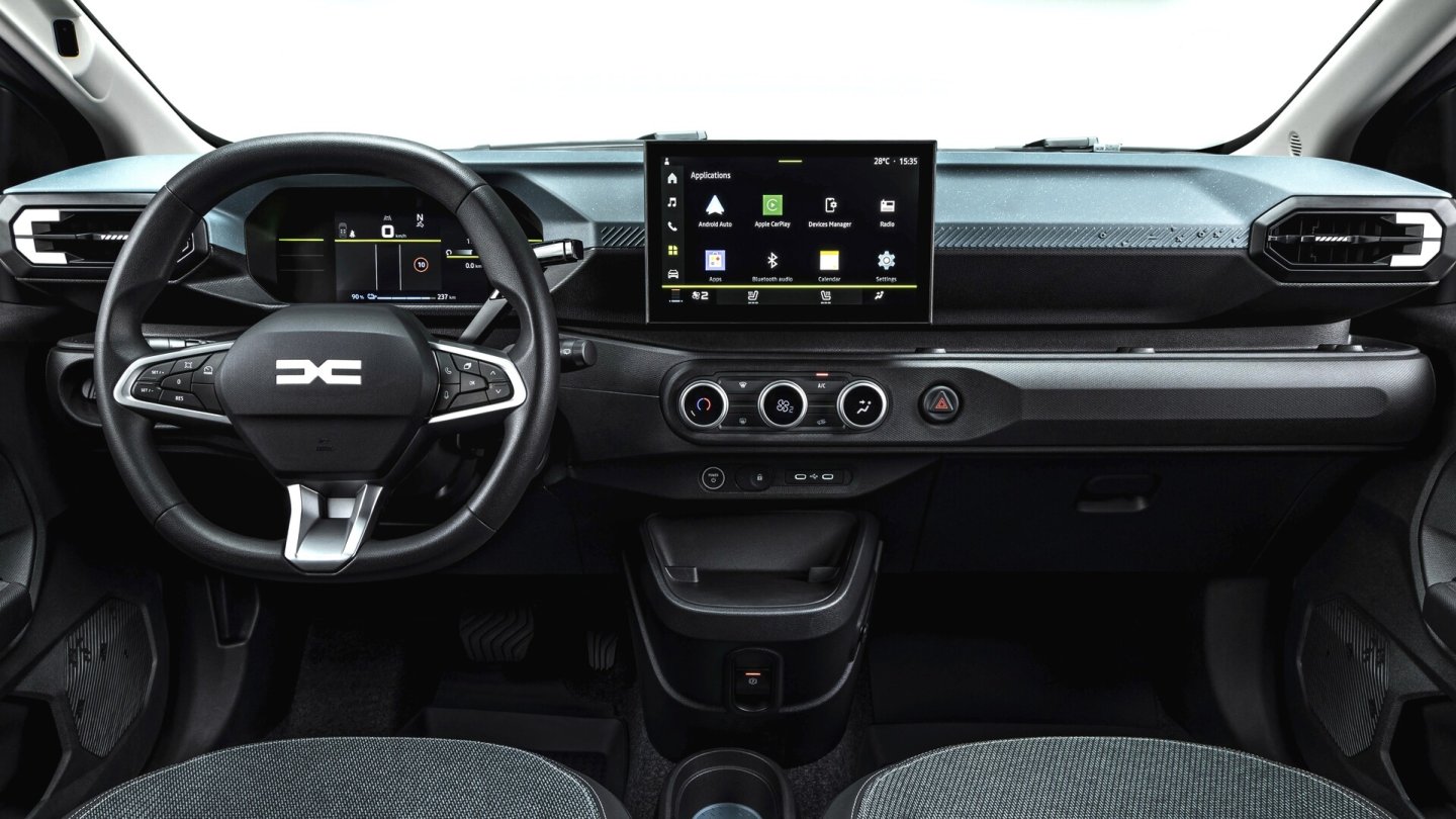 Im Basismodell ist eine Smartphone-Halterung anstelle des 10-Zoll-Touchscreen-Displays verbaut.