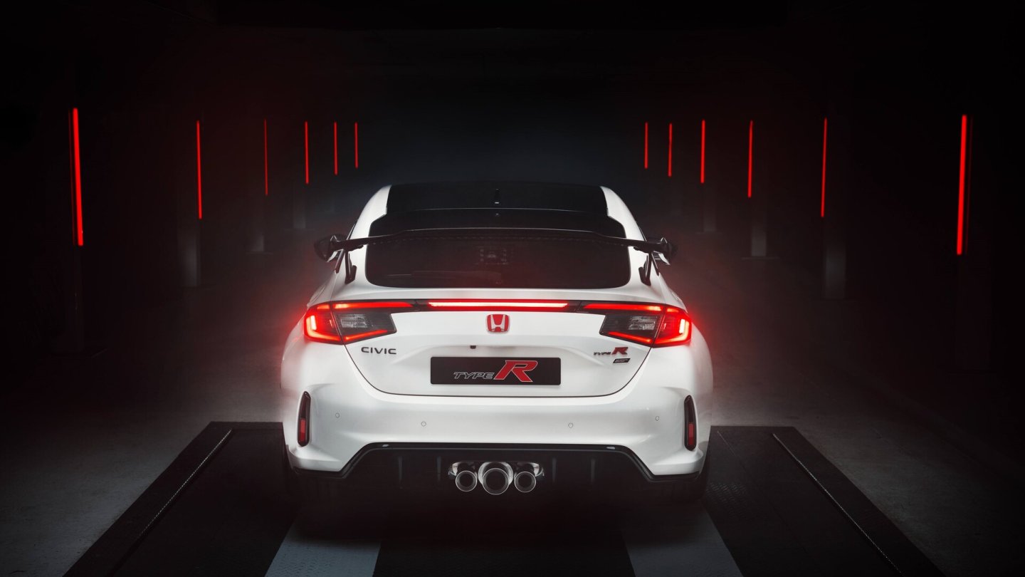 Drei Endrohre und riesiger Spoiler: Charakter-Merkmale des Honda Civic Type R. Drei Endrohre und riesiger Spoiler: Charakter-Merkmale des Honda Civic Type R.