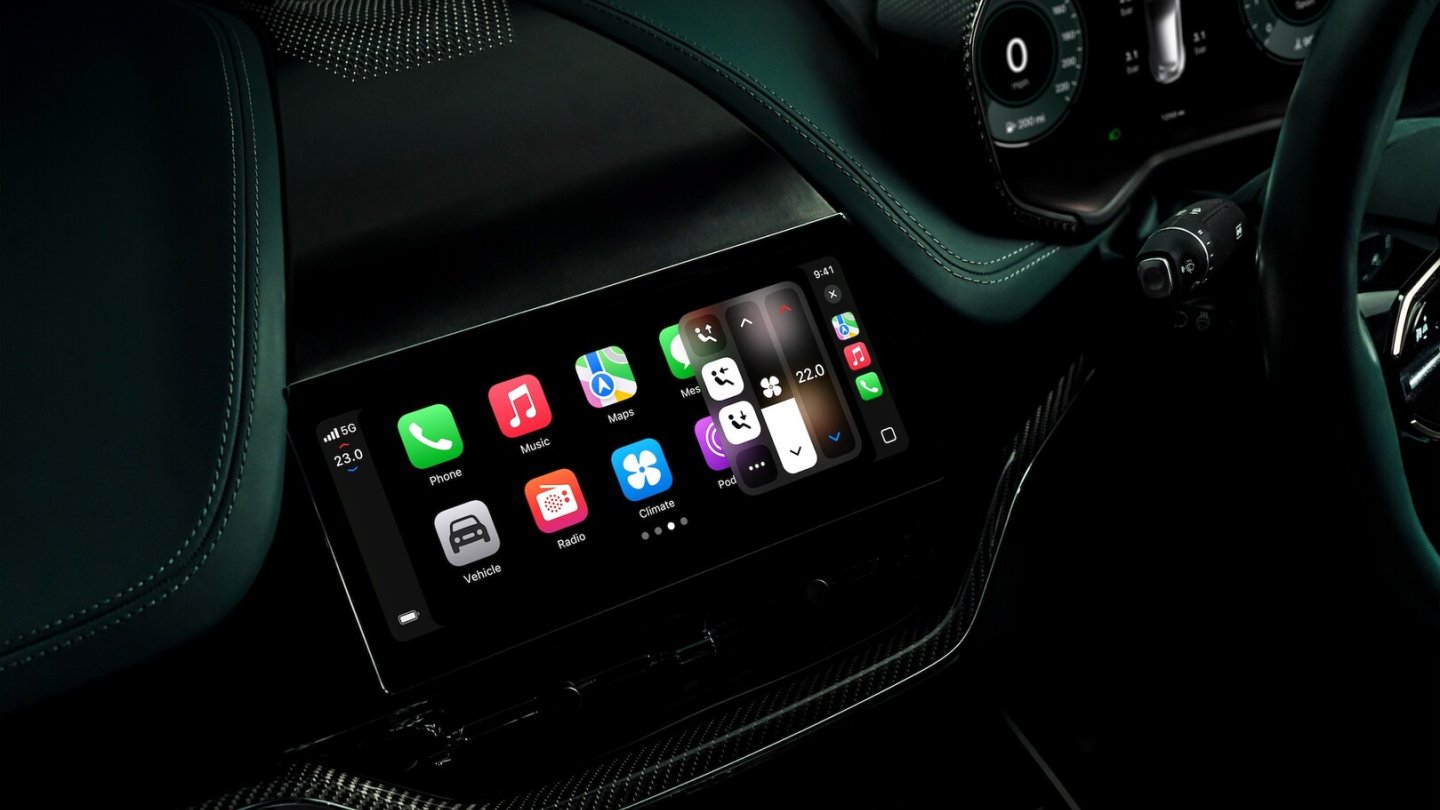 Auch Fahrzeugfunktionen wie die Klimatemperaturen lassen sich in der CarPlay-Umgebung steuern. Auch Fahrzeugfunktionen wie die Klimatemperaturen lassen sich in der CarPlay-Umgebung steuern.
