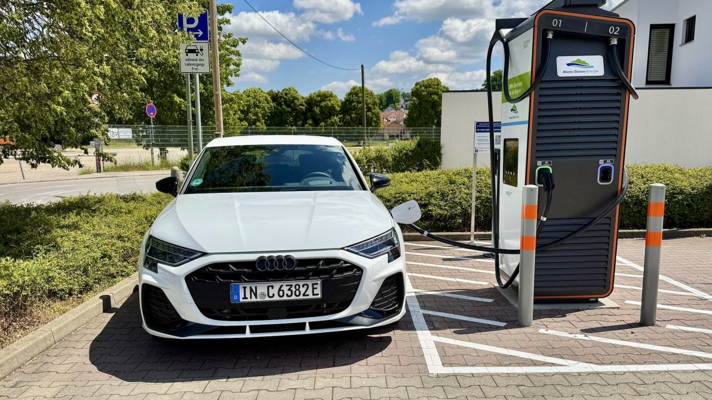 Alltagsszenario: Mit leerem Akku wird der A3 auf dem Discounter-Parkplatz am Schnelllader angesteckt. Alltagsszenario: Mit leerem Akku wird der A3 auf dem Discounter-Parkplatz am Schnelllader angesteckt.