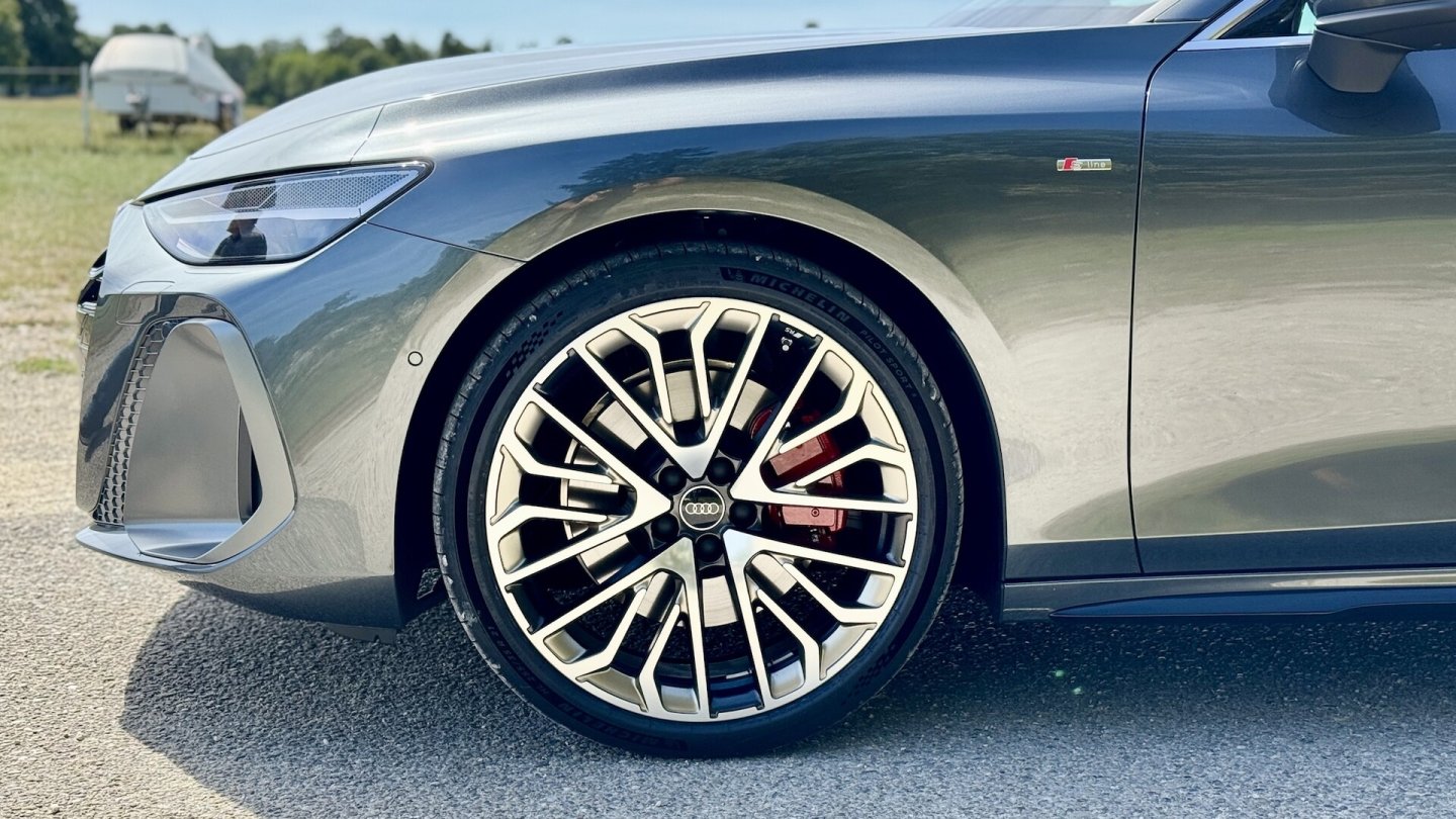 Die 21-Zoll-Felgen des Testwagens kosten 2.940 Euro Aufpreis. Die 21-Zoll-Felgen des Testwagens kosten 2.940 Euro Aufpreis.