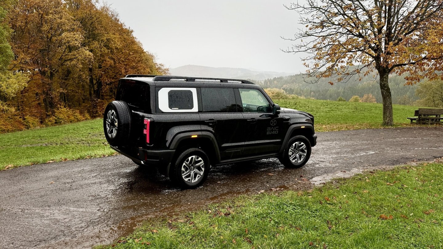 Das außenliegende Reserverad kommt leider ohne Abdeckung.