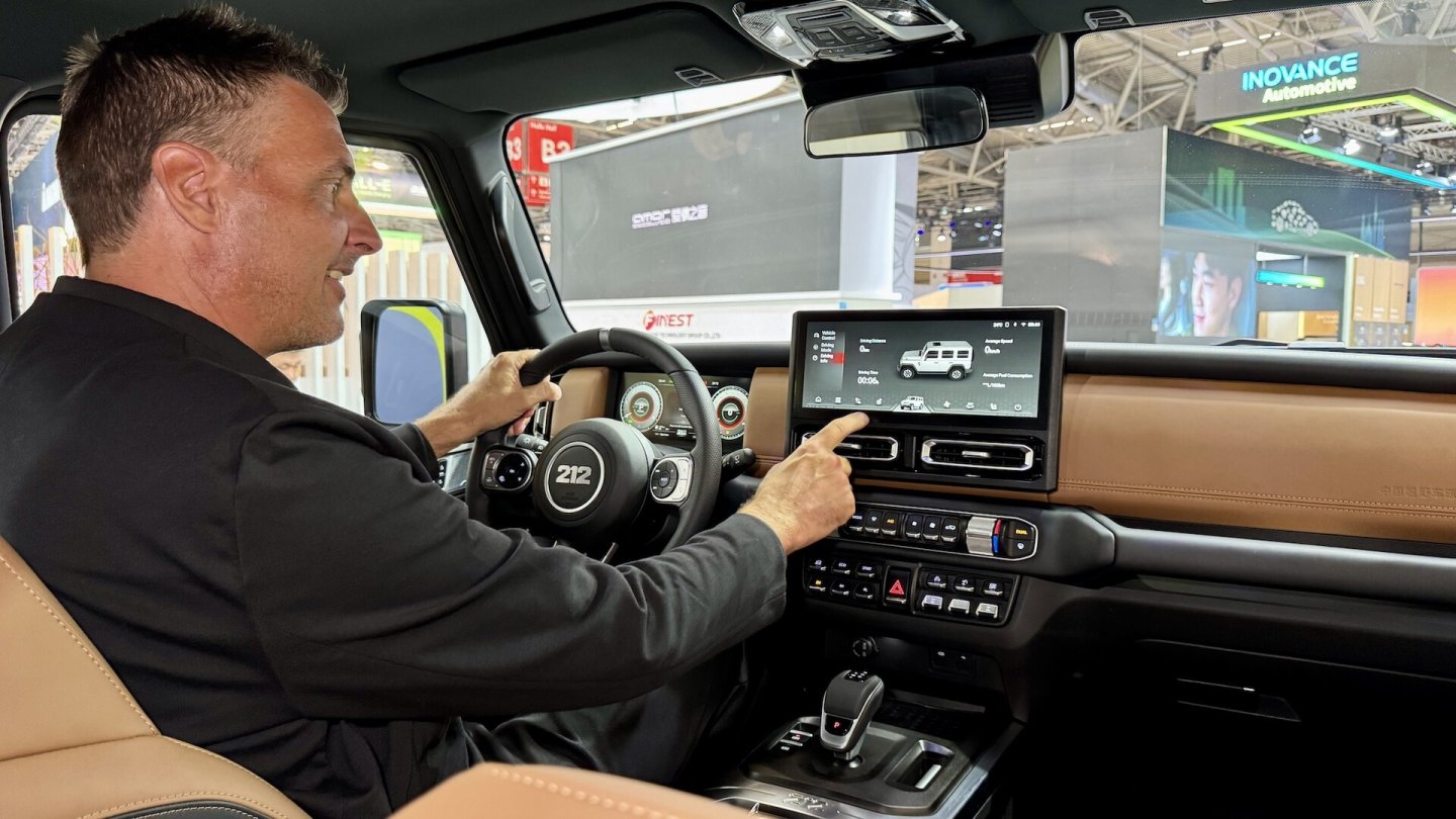 Touchscreen und klassische Bedienelemente im Cockpit: Der BAW 212 T01 im ersten Check. Touchscreen und klassische Bedienelemente im Cockpit: Der BAW 212 T01 im ersten Check.