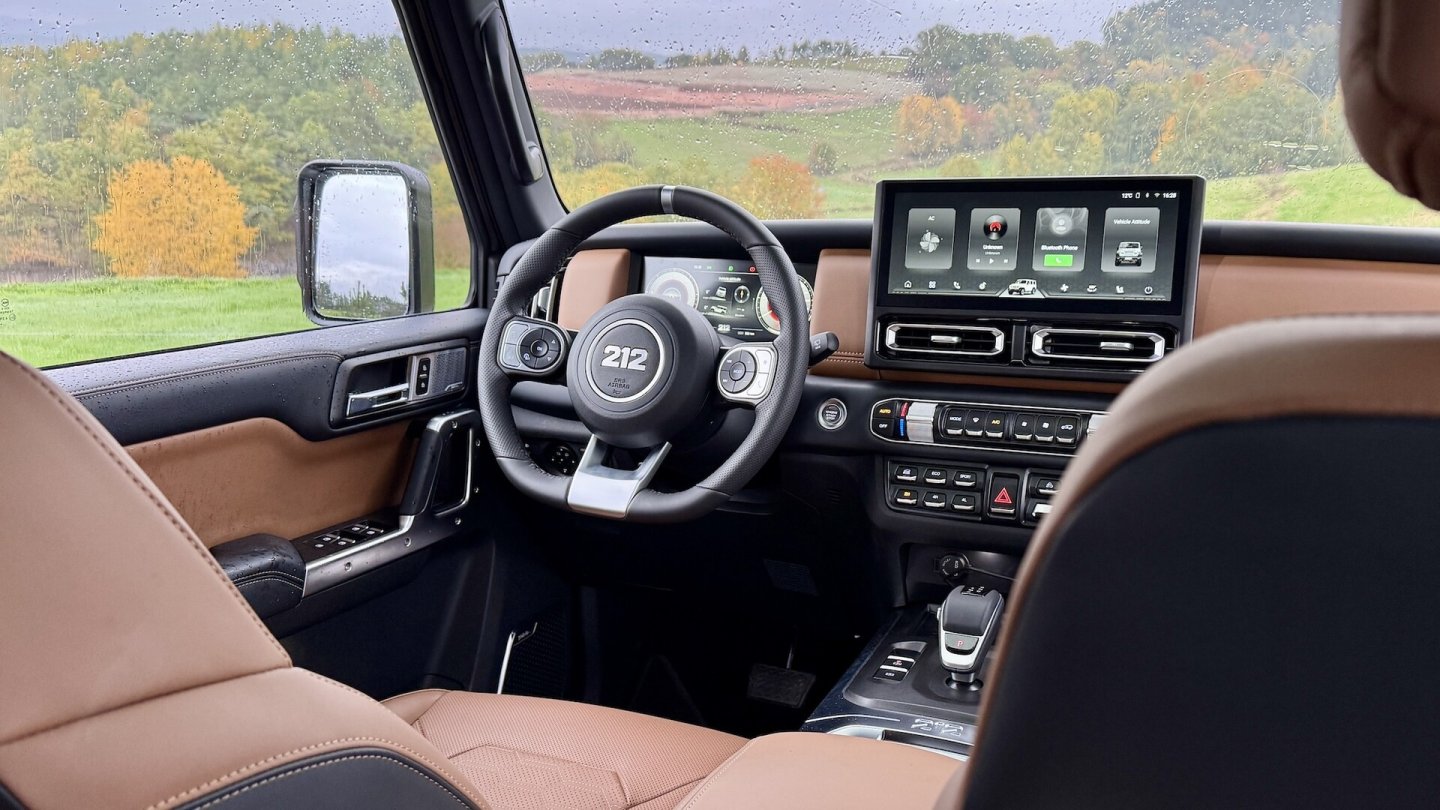 Beide Vordersitze sind beheizbar, der Fahrer kann sich massieren lassen. Beide Vordersitze sind beheizbar, der Fahrer kann sich massieren lassen.