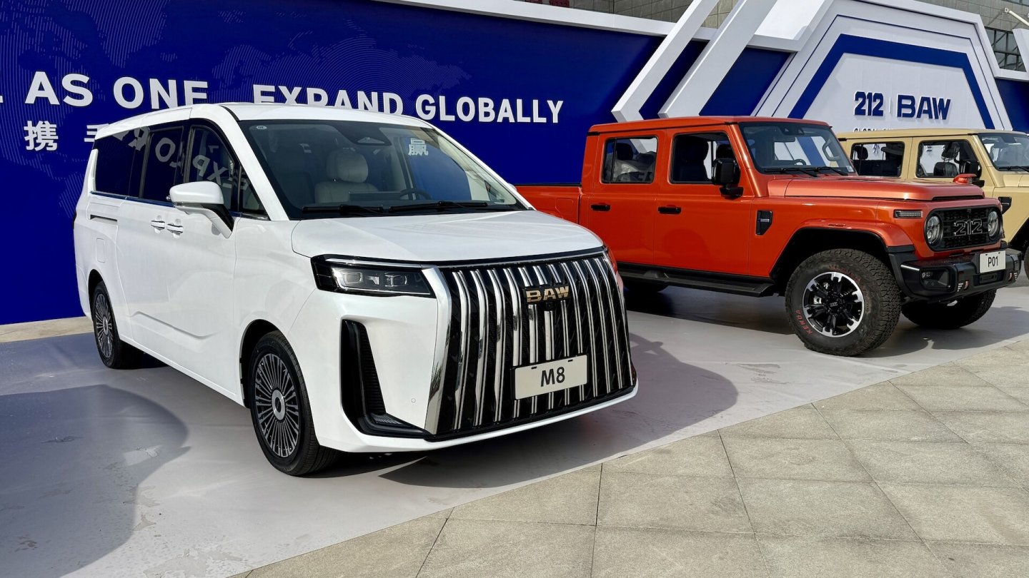 Der luxuriöse Van BAW M8 ist als Elektroauto mit und ohne Range Extender, also als serieller Plug-in Hybrid, im Angebot.