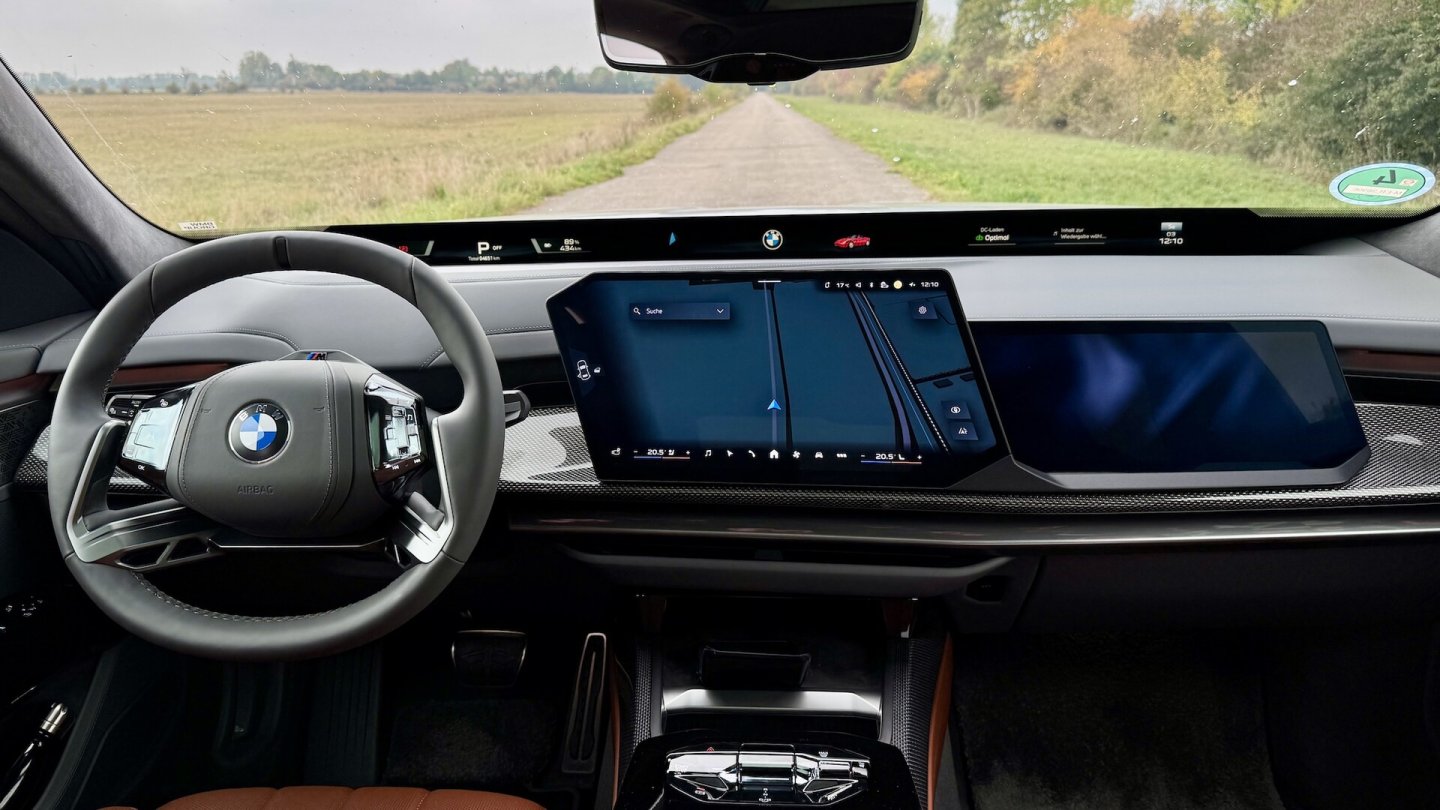 Auch der BMW 7er kommt mit dem neuen Cockpit-Konzept Panoramic iDrive.