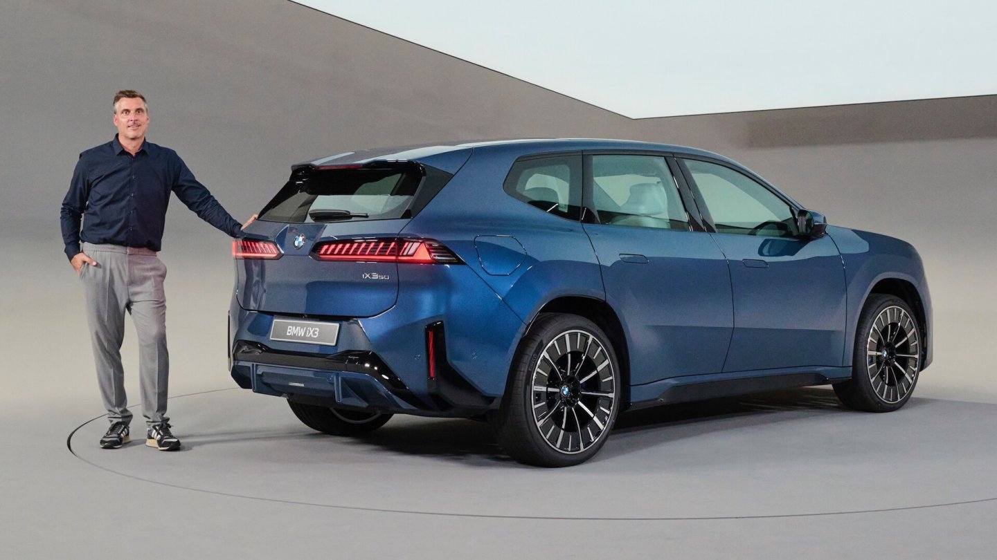 Erster Kontakt mit dem neuen BMW iX3: Das Serienauto sieht der Studie sehr ähnlich. Erster Kontakt mit dem neuen BMW iX3: Das Serienauto sieht der Studie sehr ähnlich.
