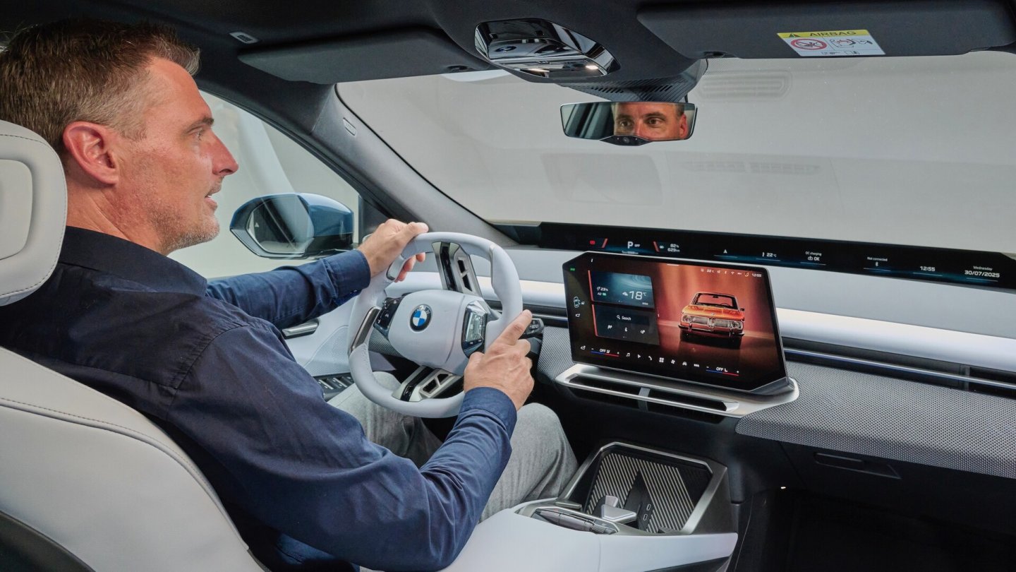 Das Cockpit wirkt ungewohnt. Man findet sich aber schnell zurecht, die Ergonomie überzeugt. Das Cockpit wirkt ungewohnt. Man findet sich aber schnell zurecht, die Ergonomie überzeugt.