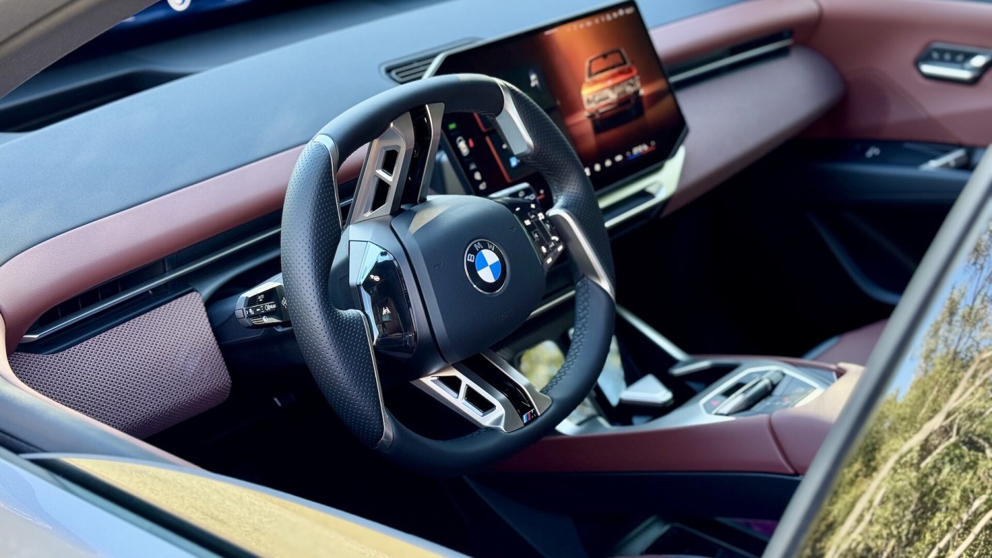 Der Autobahn-Assistent funktioniert zuverlässig, man kann die Hände dauerhaft vom Lenkrad nehmen.