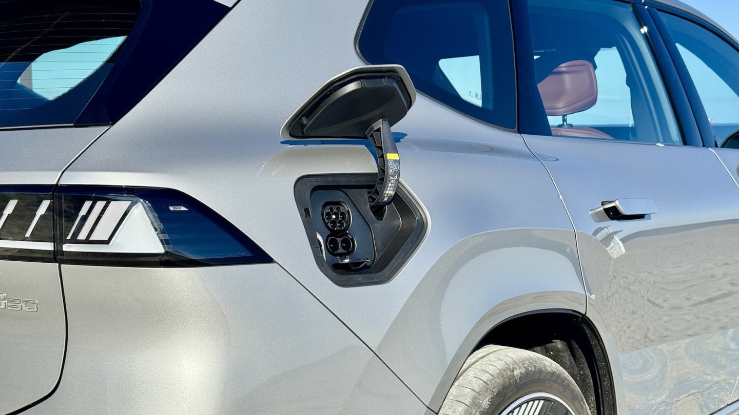 Der BMW iX3 ist auch für das bidirektionale Laden ausgelegt.