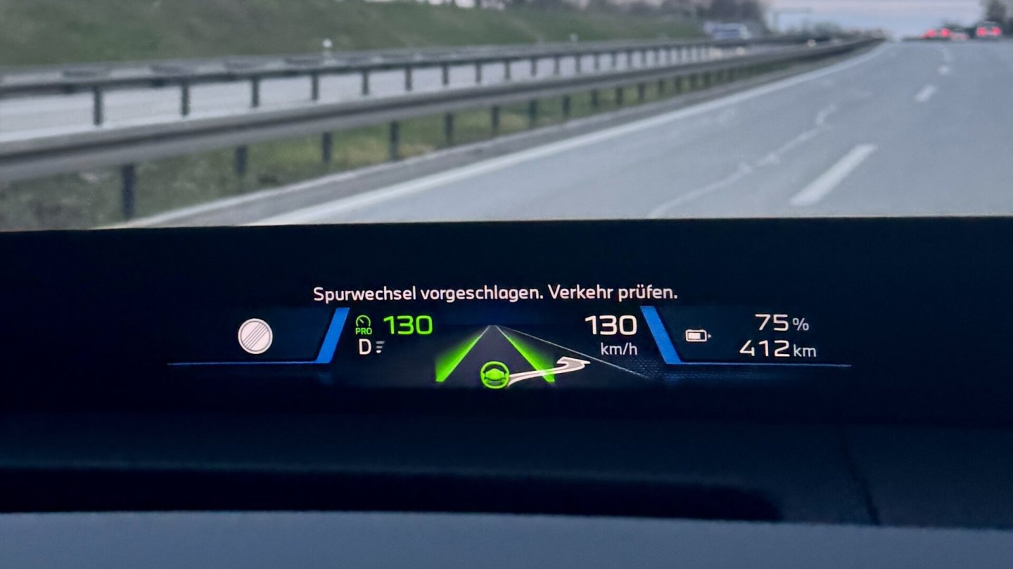Der Autobahn-Assistent wechselt auch eigenständig die Spur. Schon nach kurzer Zeit will man ihn kaum mehr missen.