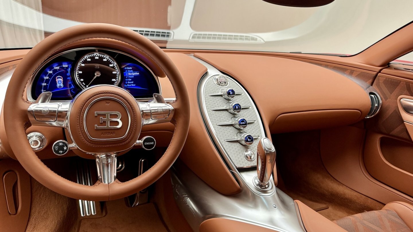 Klassische Formen und edle Materialien im Cockpit des Bugatti-Einzelstücks.