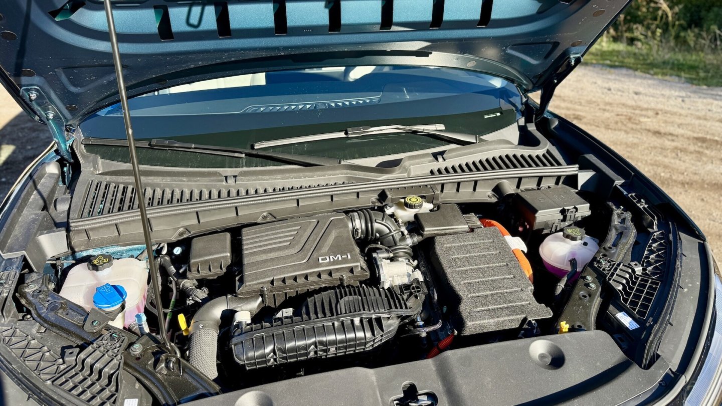 Nur die Boost-Version mit 18,3 kWh großem Akku bietet mit 90 Kilometern eine ordentliche E-Reichweite.