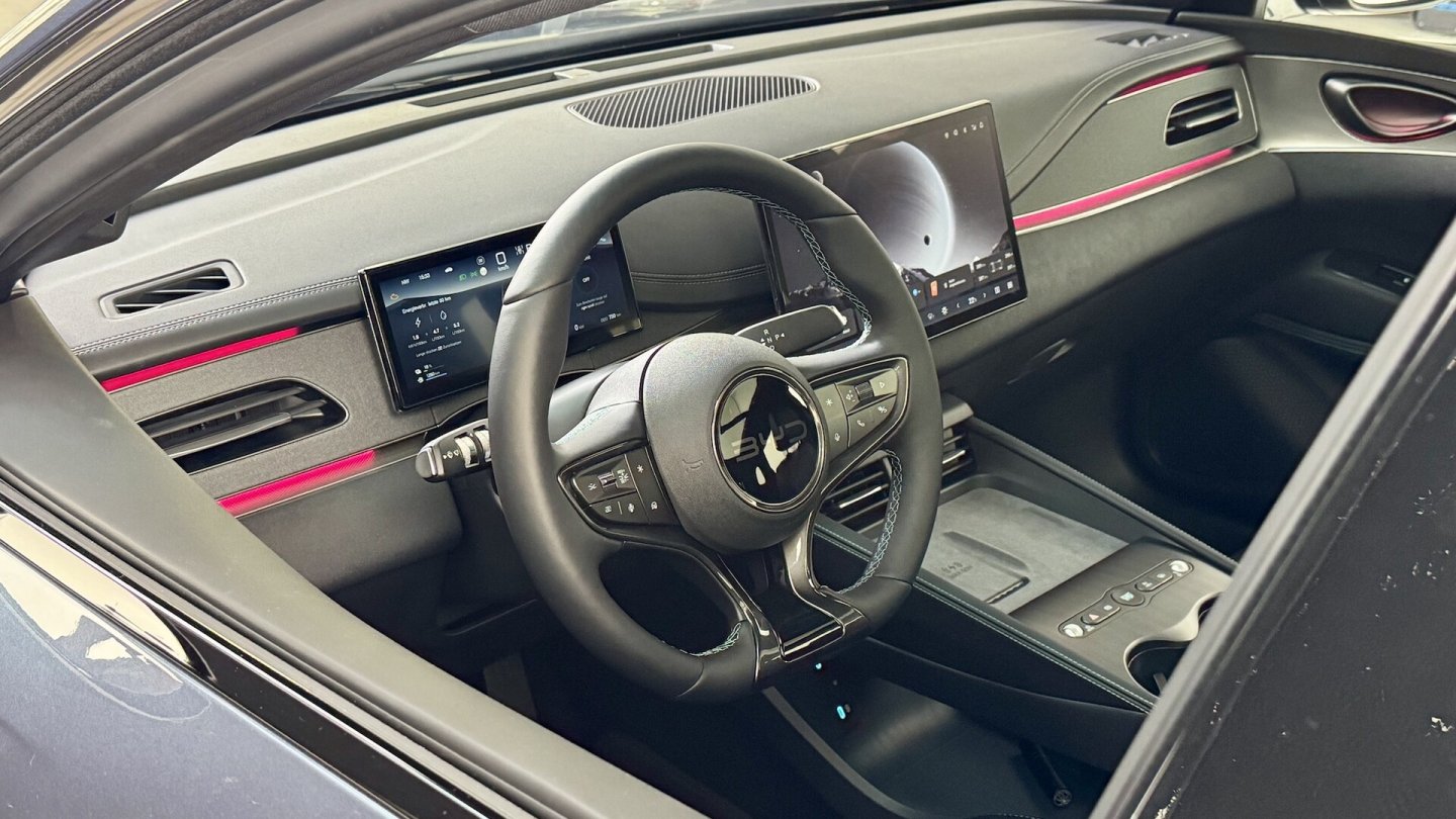 Das Ambientelicht zieht sich wellenförmig über das Armaurenbrett. Im Bild der Seal 6 Comfort Lite mit 12,8 Zoll großem Display. Das Ambientelicht zieht sich wellenförmig über das Armaurenbrett. Im Bild der Seal 6 Comfort Lite mit 12,8 Zoll großem Display.
