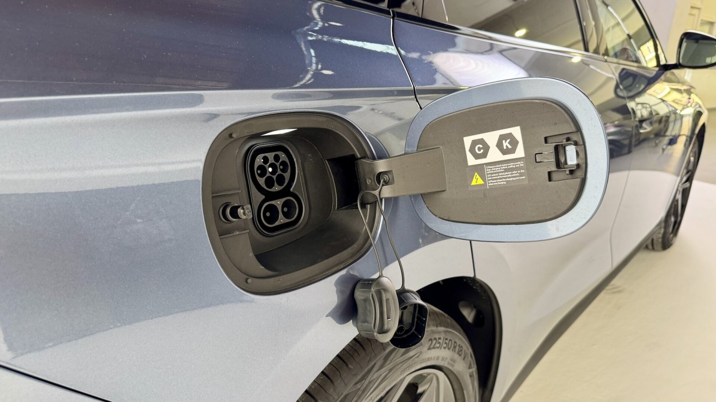 Nur die Comfort-Modelle mit dem 19 kWh großen Akku haben auch einen CCS-Anschluss. Nur die Comfort-Modelle mit dem 19 kWh großen Akku haben auch einen CCS-Anschluss.