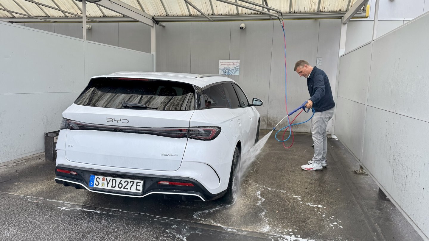 Erster Alltags-Einsatz: Für Fotos und Videos wird der Testwagen am regnerischen Fahrtag gewaschen. Erster Alltags-Einsatz: Für Fotos und Videos wird der Testwagen am regnerischen Fahrtag gewaschen.