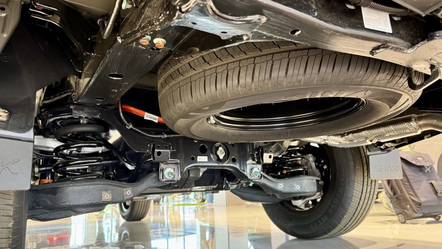 Das Reserverad hängt am Fahrzeugboden unter der Ladefläche. Gut zu erkennen: Die Hinterachs-Konstruktion.