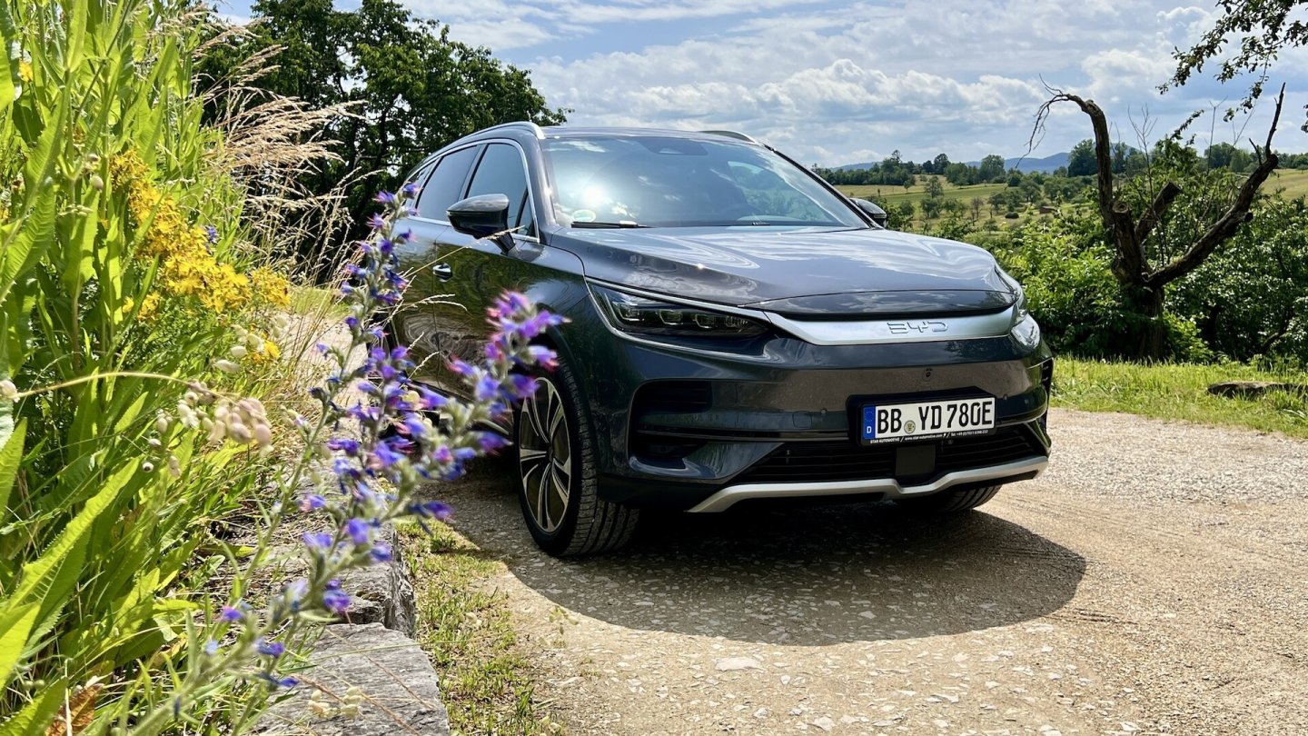 Keine Frage, mit 75.000 Euro ist der BYD Tang zu teuer. Aktuell kostet er 56.990 Euro.