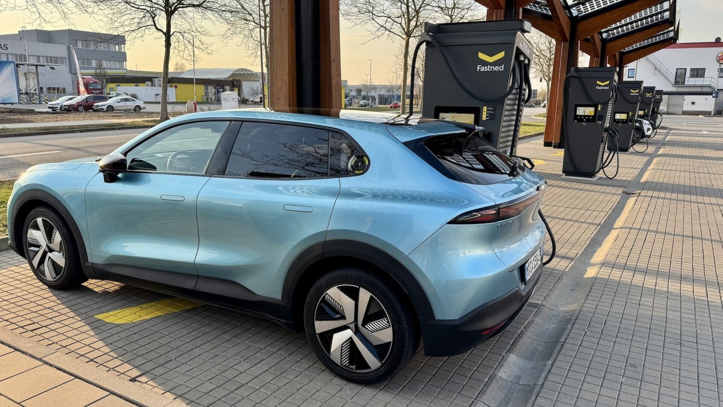 Wenn man mit niedrigem SoC zum Boxenstopp fährt, lädt der Akku konstant mit rund 170 kW.