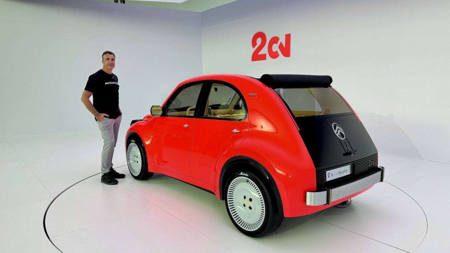 Das Design zeigt viele interessante Details, beispielsweise die asymmetrische Position des Kennzeichens am Heck.