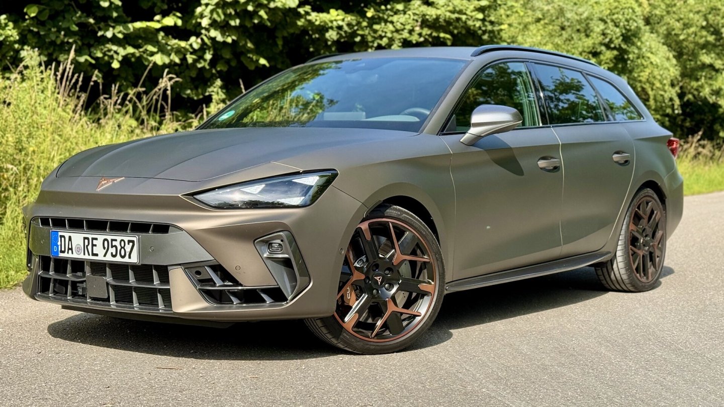 Die Lackfarbe dieses Leon-Testwagens heißt Centruy Bronze Matt. Die Lackfarbe dieses Leon-Testwagens heißt Centruy Bronze Matt.