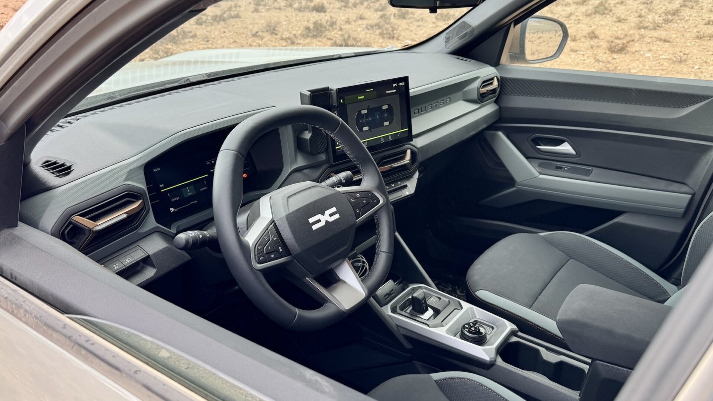 Erstmals gibt es Schaltwippen am Lenkrad für manuelle Eingriffe.