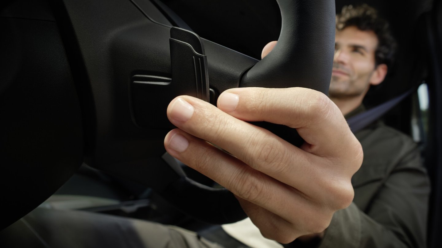 Erstmals wird es bei Dacia Schaltwippen am Lenkrad geben.