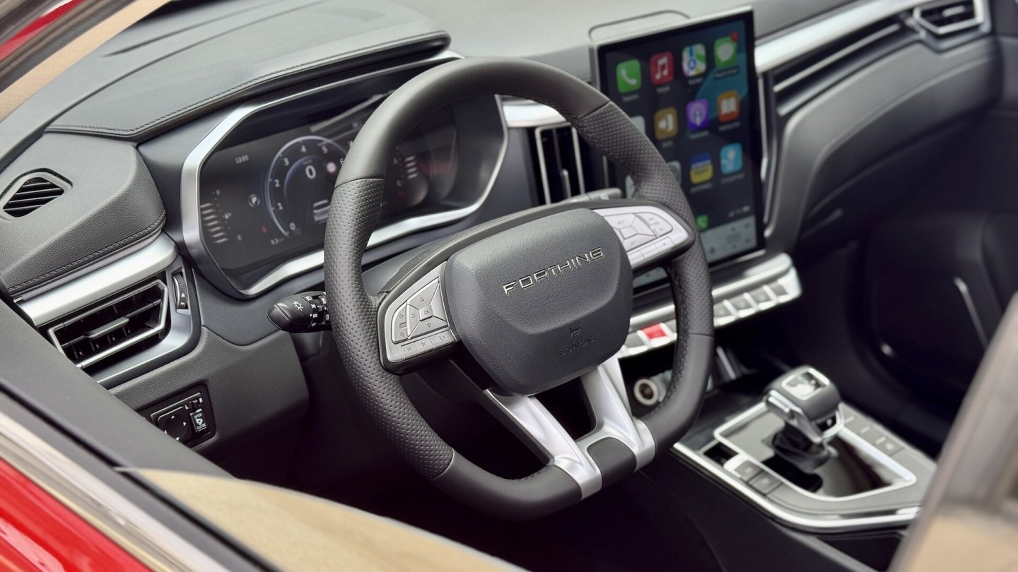 Auf dem Hochkant-Display können auch Inhalte von Apple CarPlay angezeigt werden.