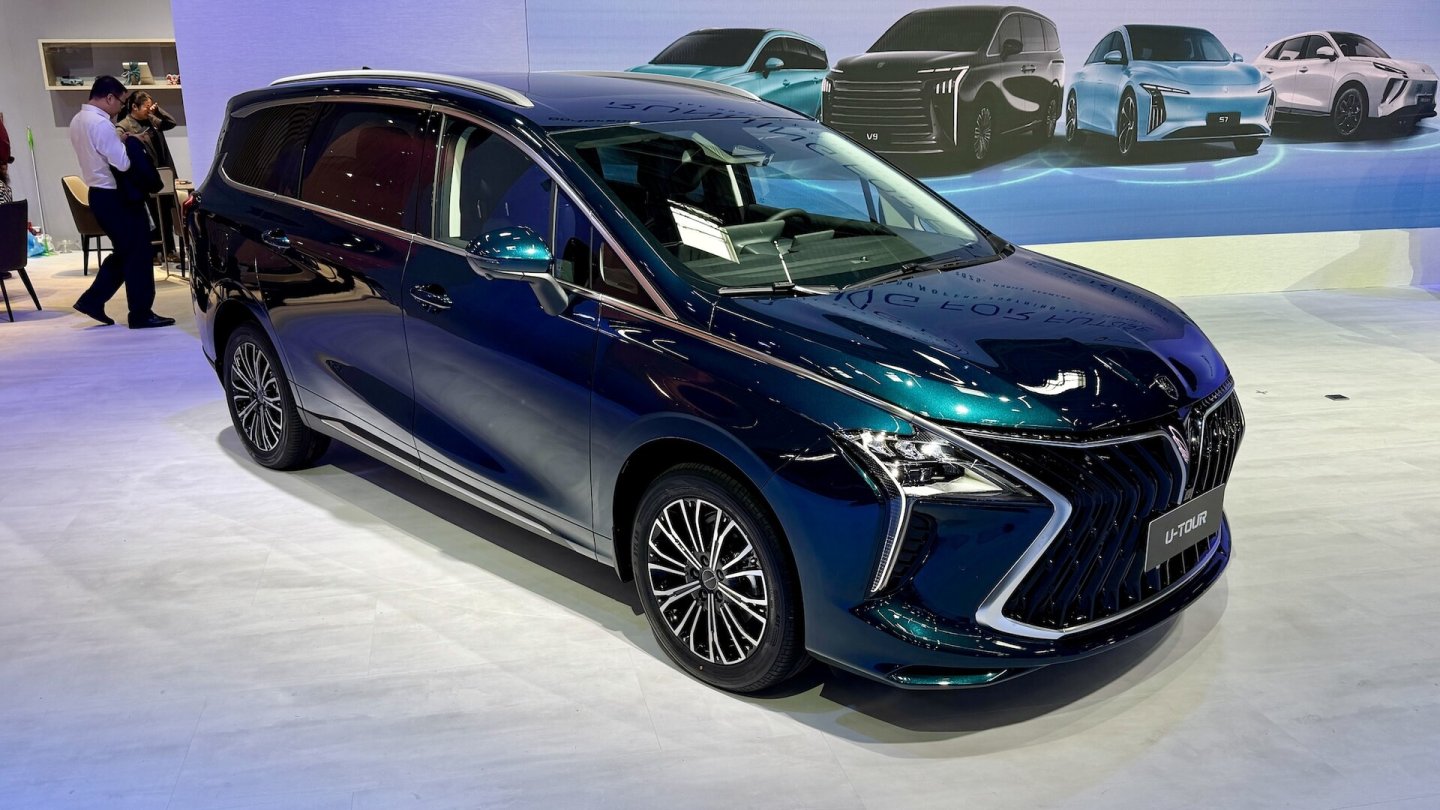 Der DFM Forthing 4 U-Tour ist ein Siebensitzer als Plug-in Hybrid.