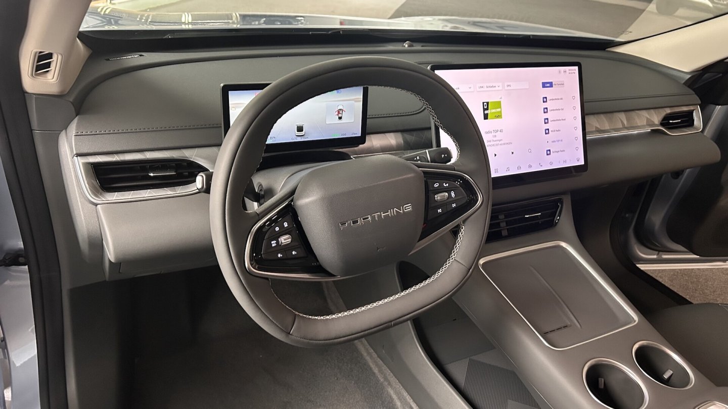 DIe Cockpitgestaltung entspricht dem aktuellen Trend bei chinesischen Elektroautos. DIe Cockpitgestaltung entspricht dem aktuellen Trend bei chinesischen Elektroautos.