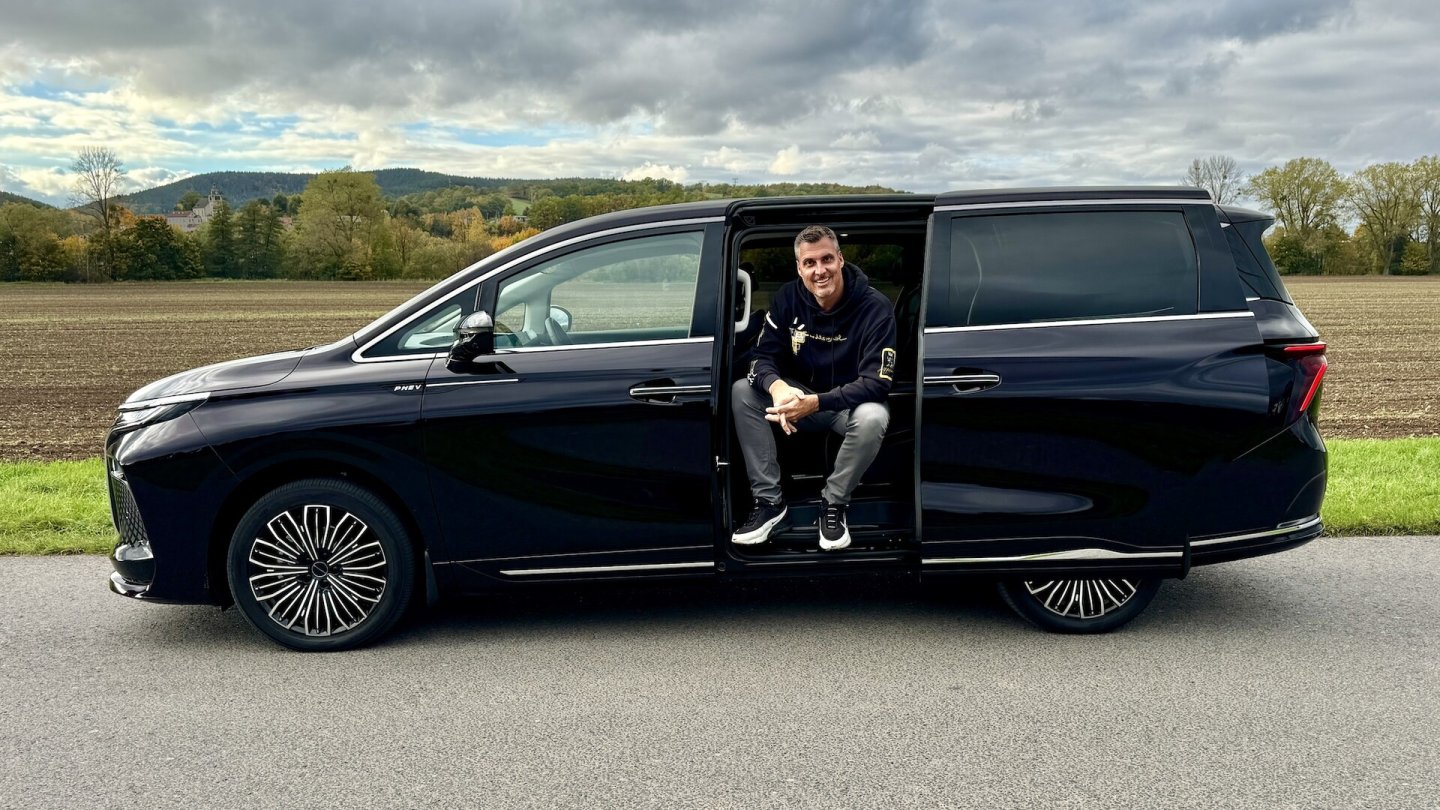 Elektrische Schiebetüren an beiden Seiten zählen zur umfangreichen Serienausstattung.