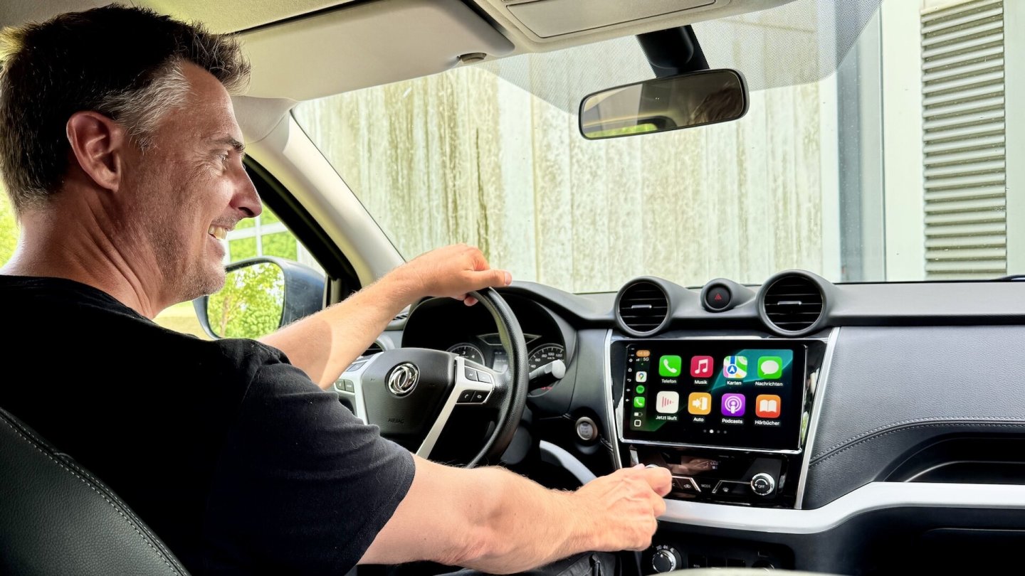 Das Smartphone - hier mit Apple CarPlay - lässt sich ohne Kabelverbindung ins Infotainment einbinden. Das Smartphone - hier mit Apple CarPlay - lässt sich ohne Kabelverbindung ins Infotainment einbinden.