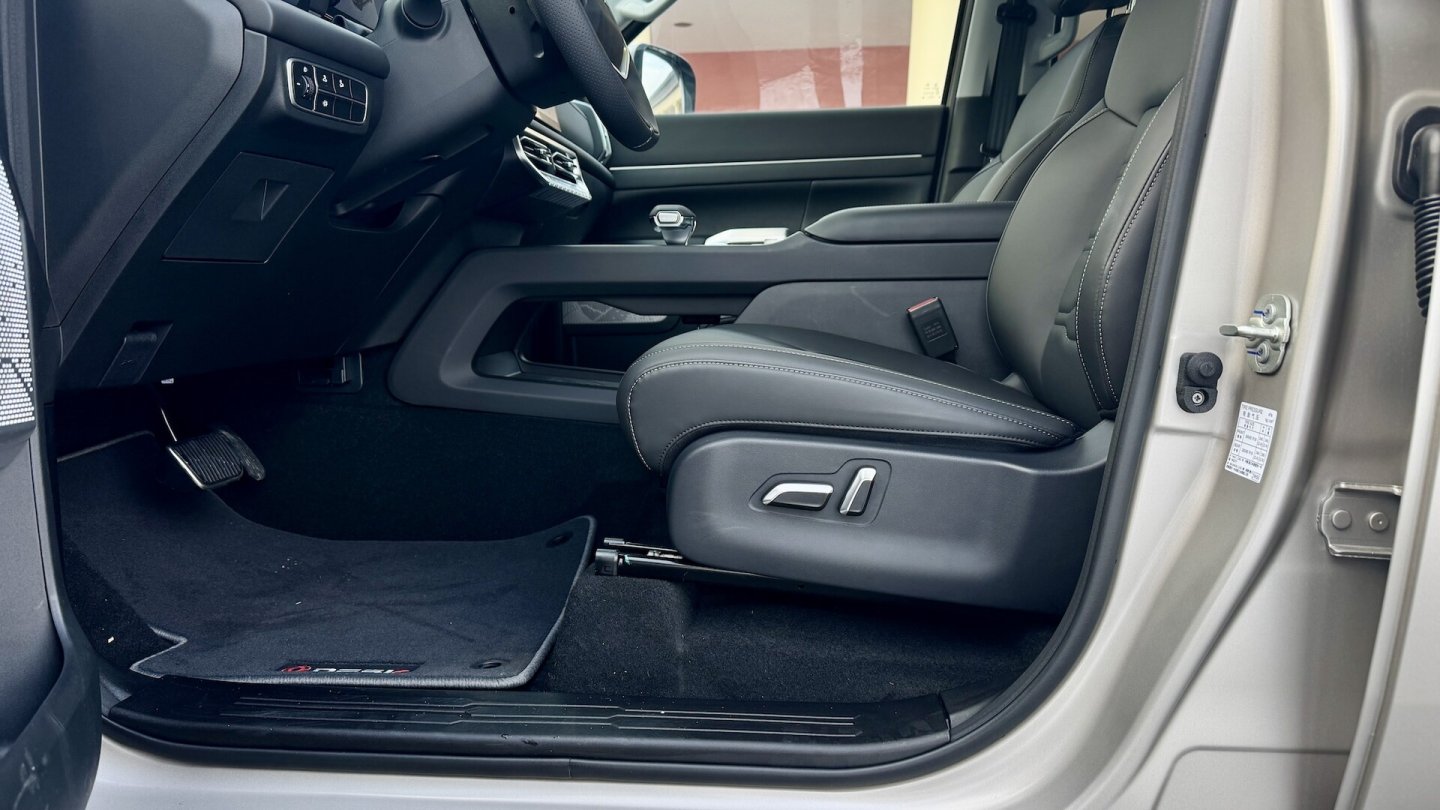 Der Fahrersitz ist elektrisch einstellbar, auch in der Höhe.