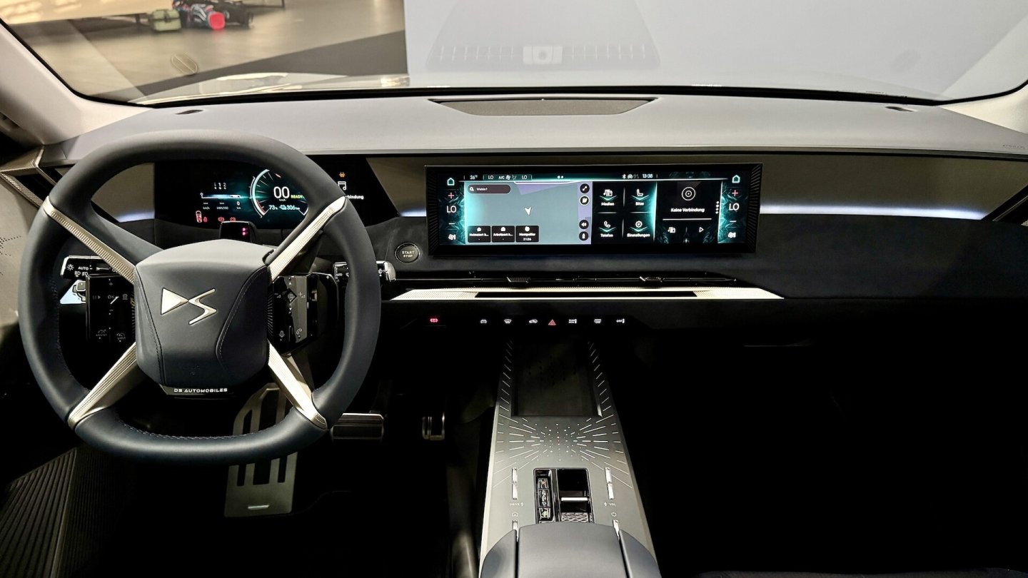 Cockpit und Lenkrad mit X-Speichen sind aus dem DS N°8 bekannt.