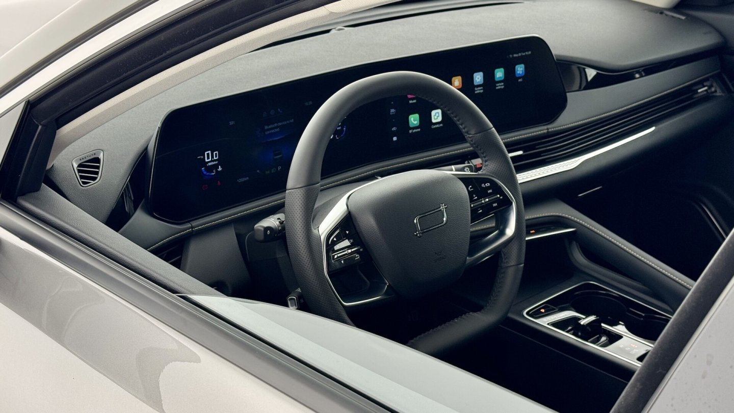 Die Menüsprache auf den Displays ist Englisch. Apple CarPlay und Android Auto sind nicht direkt im System integriert.