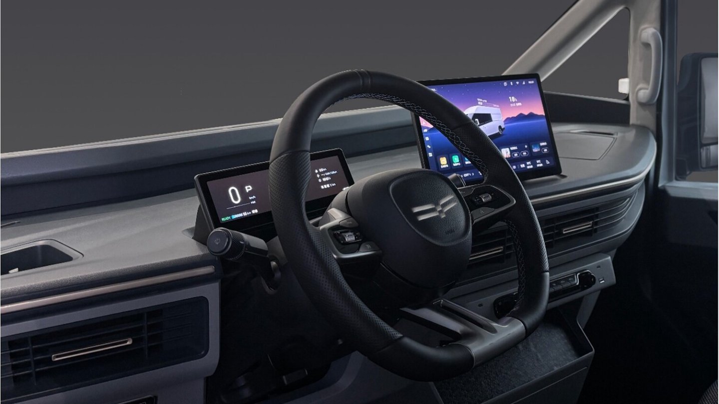 Klares Cockpit mit großen Displays und der Anzeige von Smartphone-Inhalten im Flynt-Transporter. Klares Cockpit mit großen Displays und der Anzeige von Smartphone-Inhalten im Flynt-Transporter.
