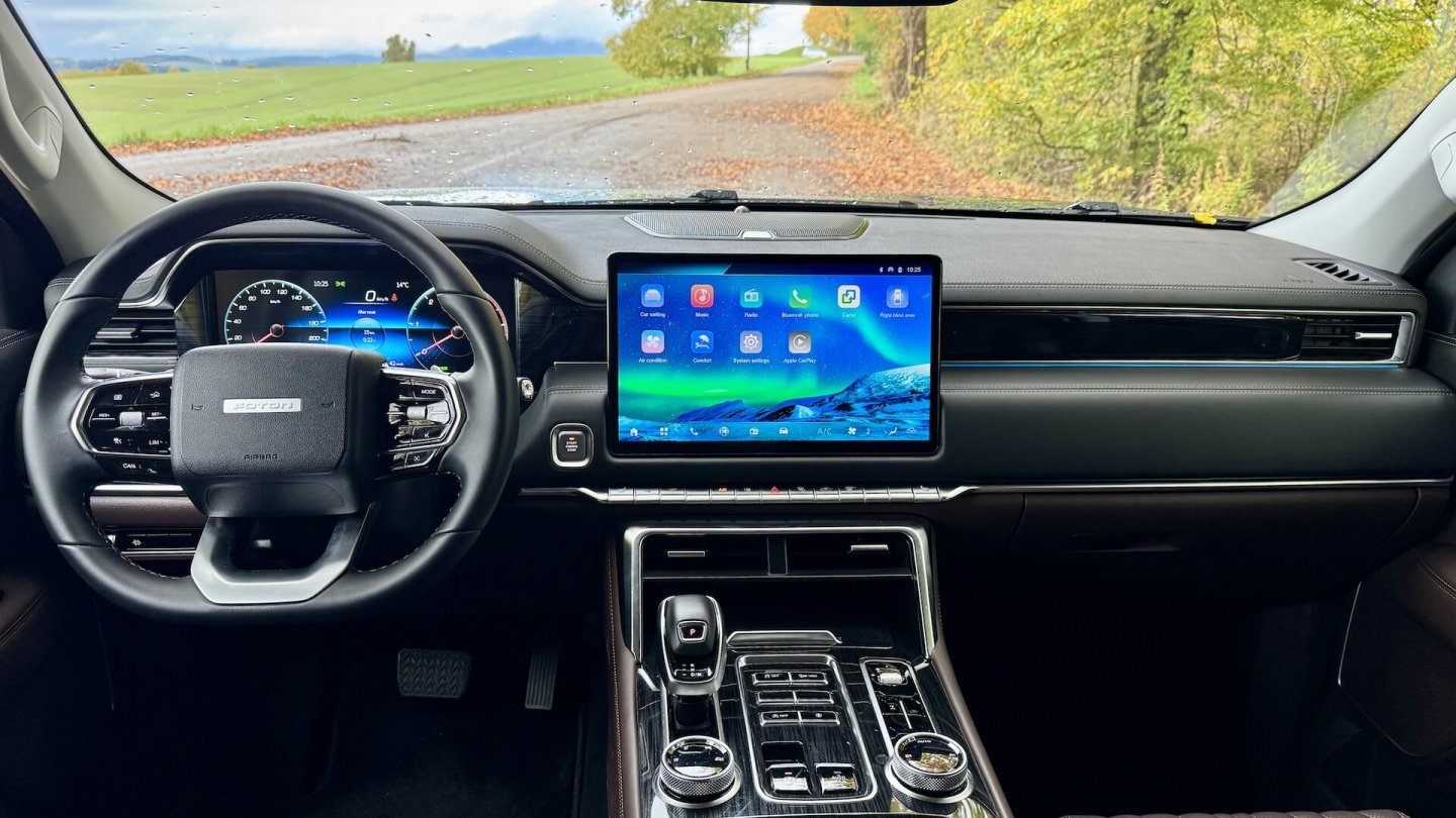 Üppige Displays, aber nur eine manuelle Klimaanlage im Cockpit des Foton 4. Üppige Displays, aber nur eine manuelle Klimaanlage im Cockpit des Foton 4.