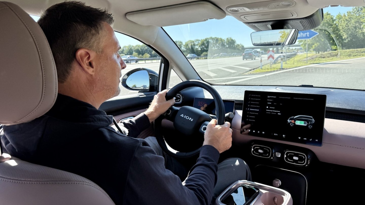Wir konnten bereits erste Testkilometer auf deutschen Straßen sammeln. Wir konnten bereits erste Testkilometer auf deutschen Straßen sammeln.