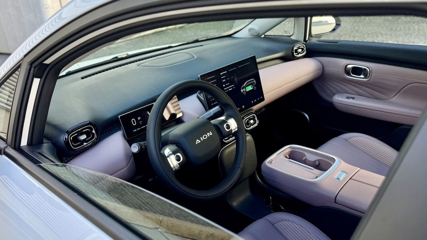 Die Bedienung läuft fast vollständig über das 14,6 Zoll große Touchscreen-Display auf der Mittelkonsole. Die Bedienung läuft fast vollständig über das 14,6 Zoll große Touchscreen-Display auf der Mittelkonsole.