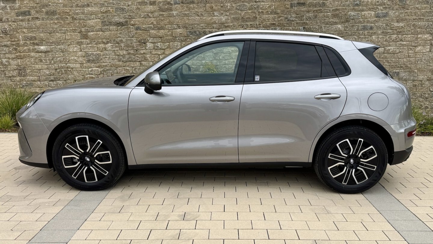 Neben dem Hybrid gibt es auch einen reinen Benziner. Er hat ein Siebengang-Doppelkupplungsgetriebe an Bord.