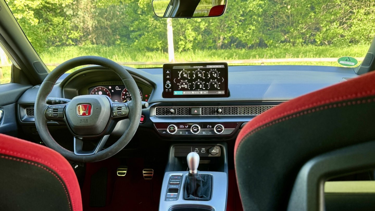 Die Ergonomie im Cockpit passt prima, die Materialanmutung is - gemessen am Preis des Autos - nur guter Durchschnitt. Die Ergonomie im Cockpit passt prima, die Materialanmutung is - gemessen am Preis des Autos - nur guter Durchschnitt.