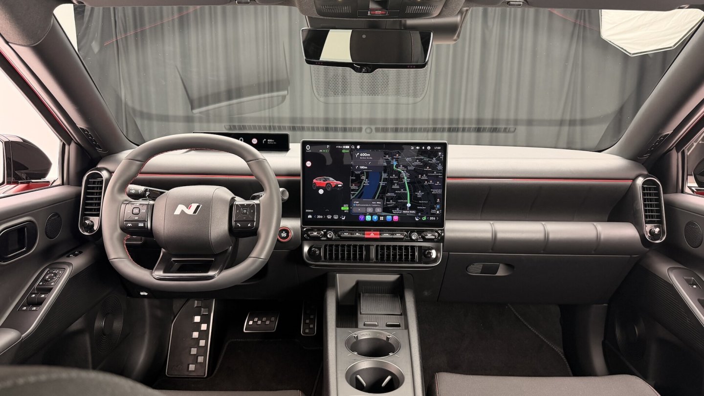 Das Cockpit mit großem Touchscreen hat im Lenkrad und in er Mittelkonsole auch physische Bedienelemente.