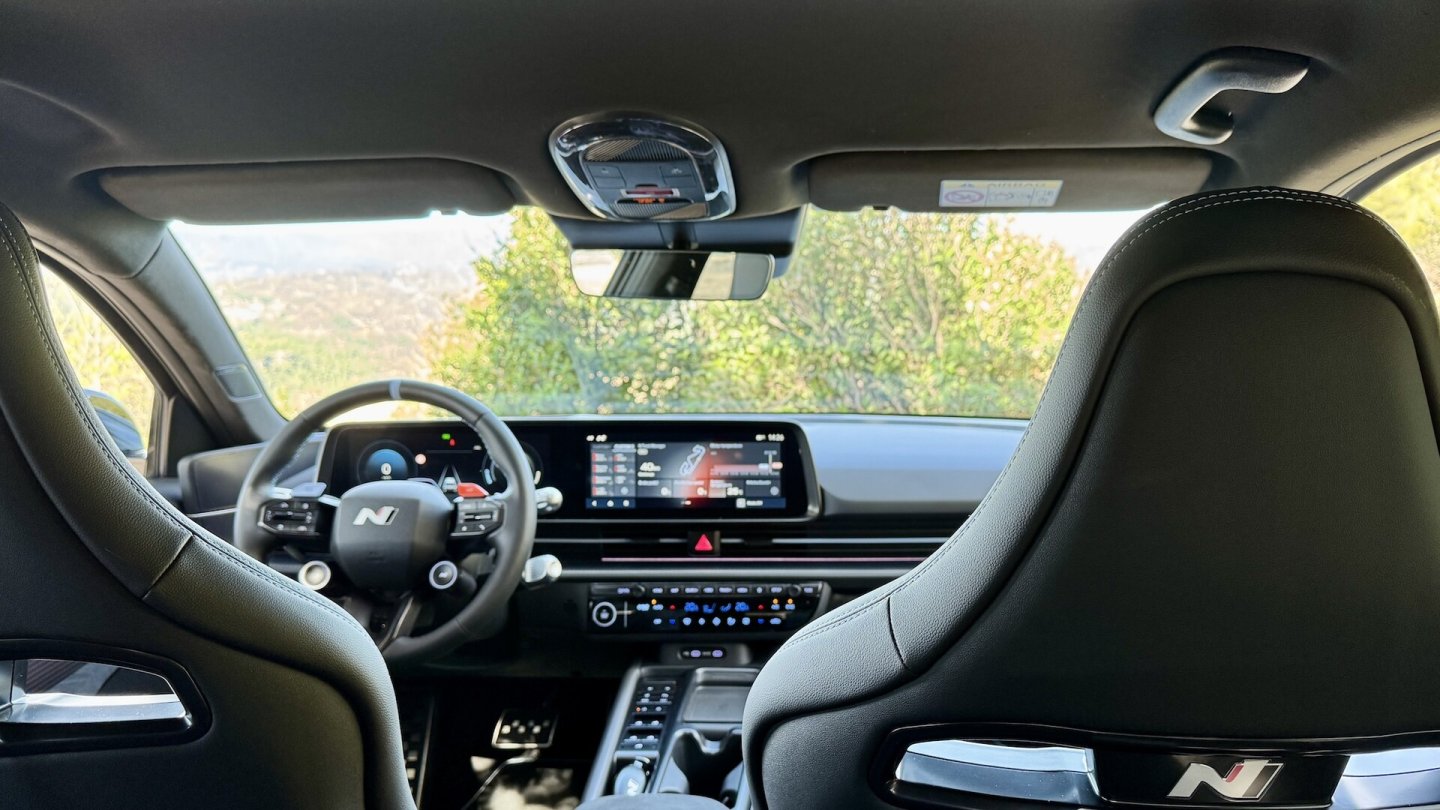 Spezielle Menüs im Infotainment-System erlauben vielfältige Sport-Einstellungen.