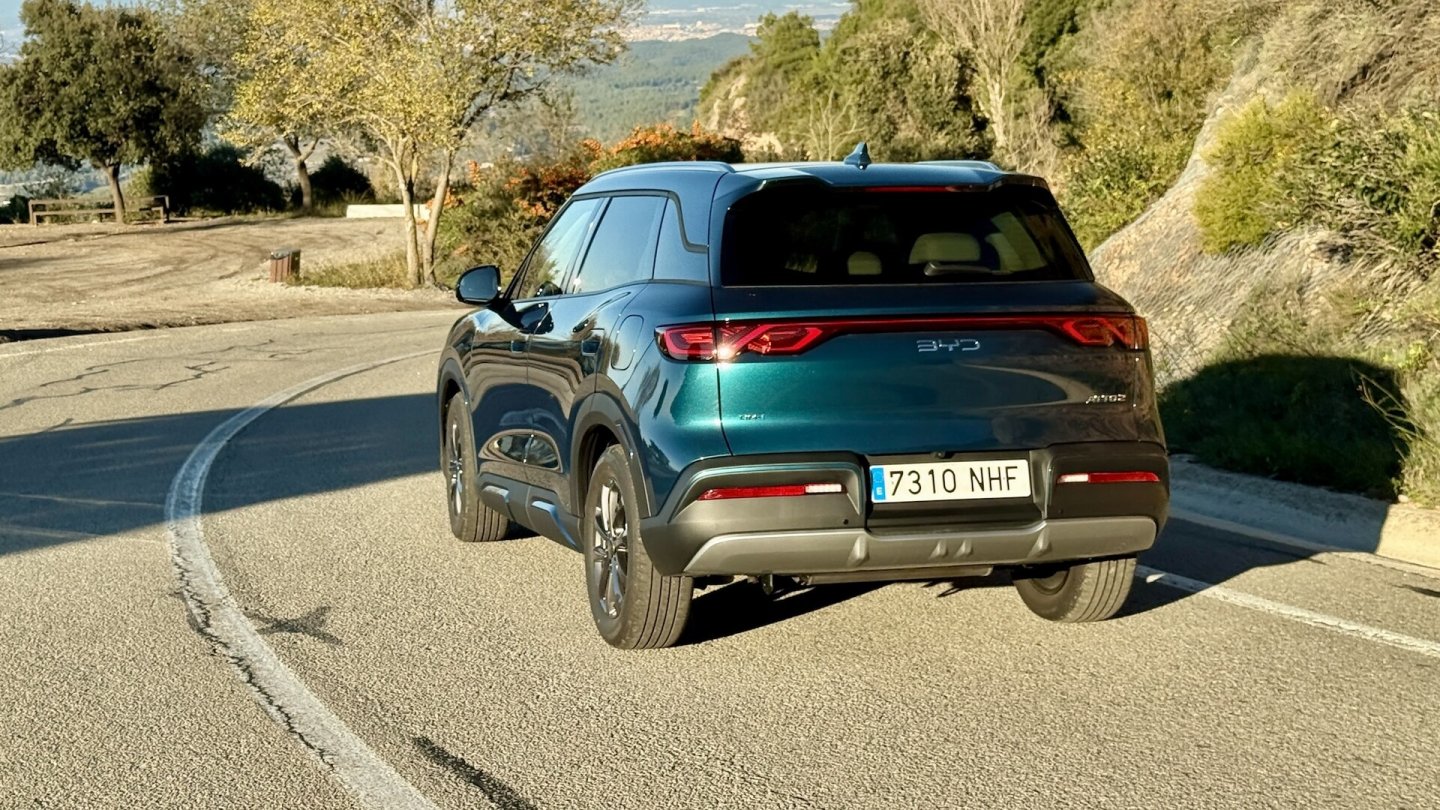 Der BYD Atto 2 bietet viel Fahrkomfort, der Hybrid-Antrieb gefällt mit guten Manieren.