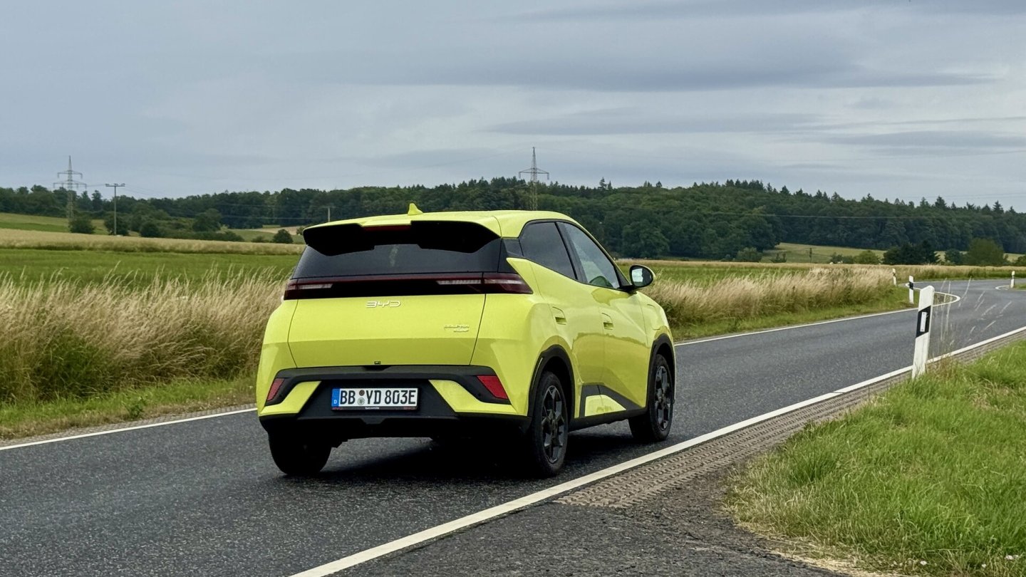 Der BYD Dolphin Surf ist weicher abgestimmt, sein Antrieb ist spürbar stärker. Der BYD Dolphin Surf ist weicher abgestimmt, sein Antrieb ist spürbar stärker.