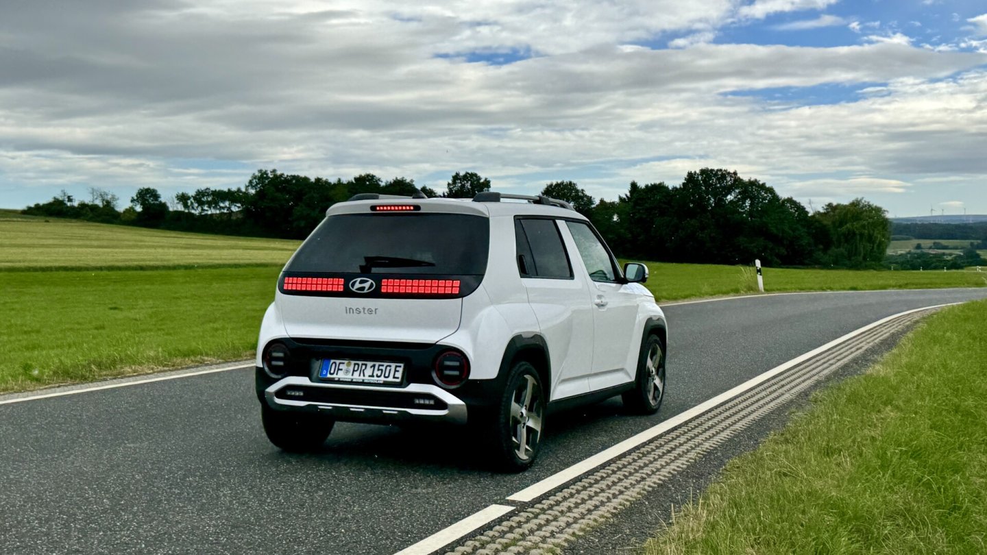 Der Huyndai Inster hat mit 17-Zoll-Felgen eine straffe Grundnote im Fahrwerk. Der Huyndai Inster hat mit 17-Zoll-Felgen eine straffe Grundnote im Fahrwerk.