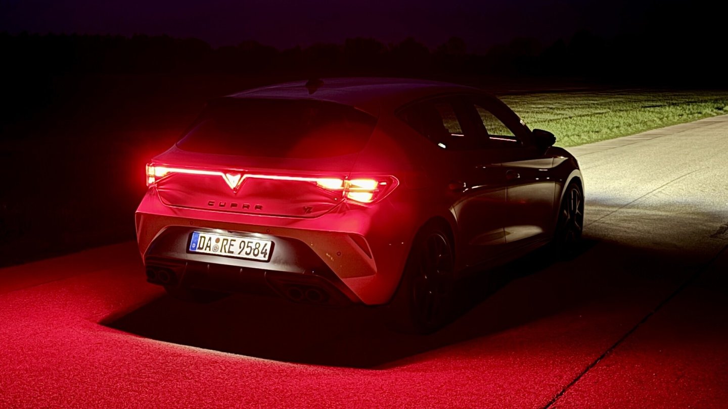 Das Spiel mit Licht und Logo hat bei Cupra-Modellen, hier am Leon, schon Tradition.