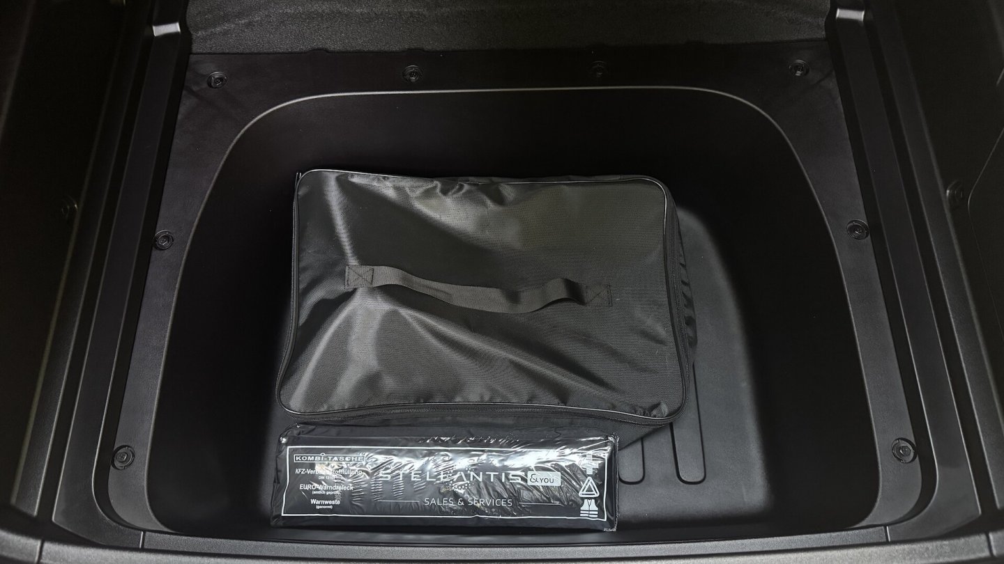 Die 105 Liter große Box unter dem Kofferraumboden hat einen Wasserablass.